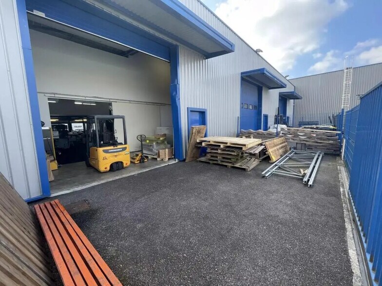 Flex in SAINT-JEAN-D'ILLAC for lease - Building Photo - Image 1 of 9