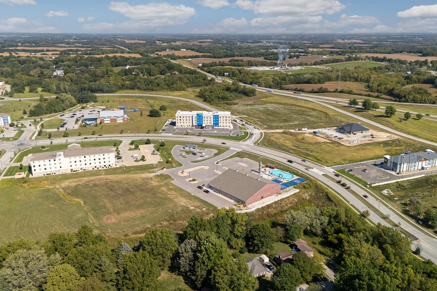 3620 Village Dr, Saint Joseph, MO for lease - Building Photo - Image 3 of 5