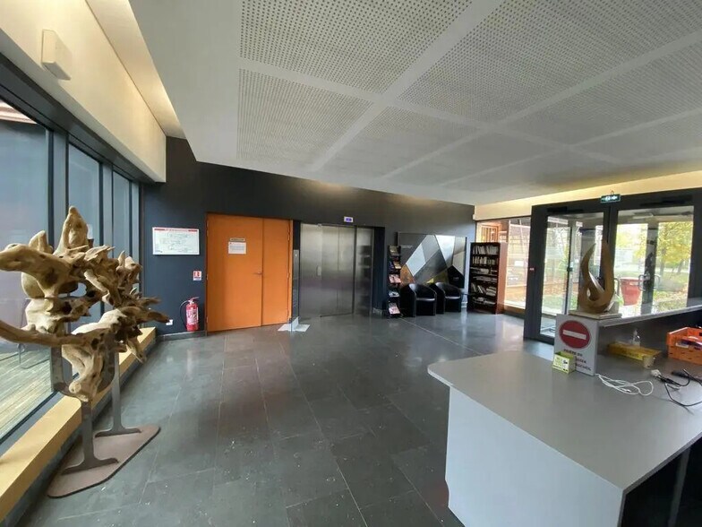 Office in Buchelay for lease - Lobby - Image 3 of 8