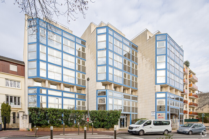 Office in Suresnes for lease - Building Photo - Image 2 of 2