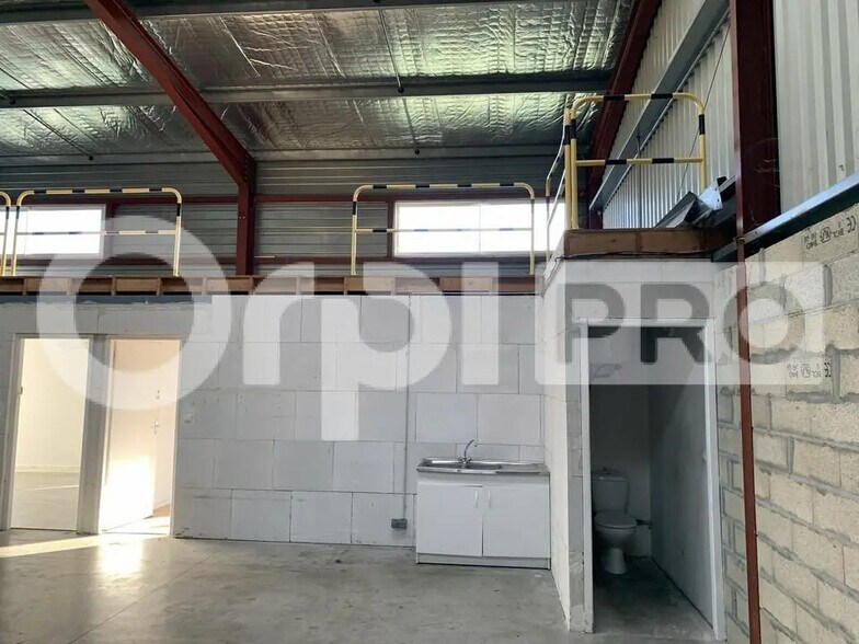 Flex in SAINT-JEAN-D'ILLAC for sale - Interior Photo - Image 3 of 5