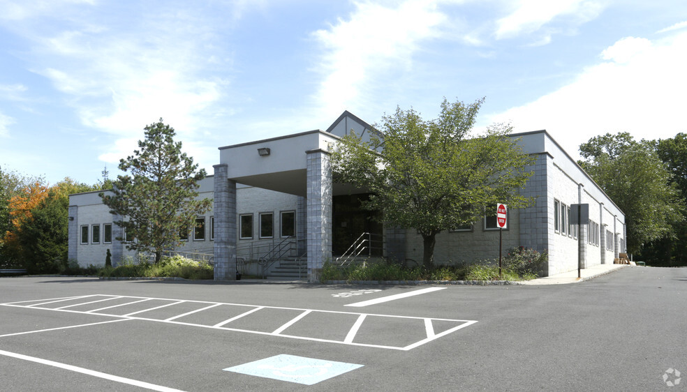 207 Commercial Ct, Morganville, NJ for lease - Primary Photo - Image 1 of 7