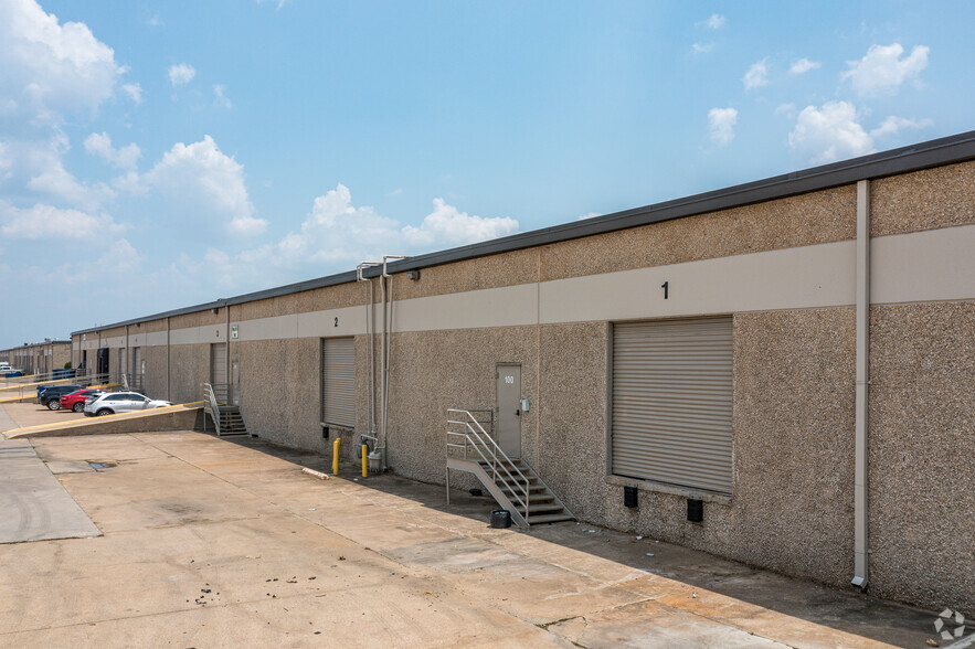 1201 W Carrier Pkwy, Grand Prairie, TX for lease - Building Photo - Image 2 of 17