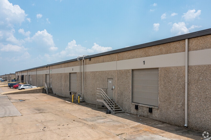 1213 W Carrier Pky, Grand Prairie, TX for lease - Building Photo - Image 2 of 18