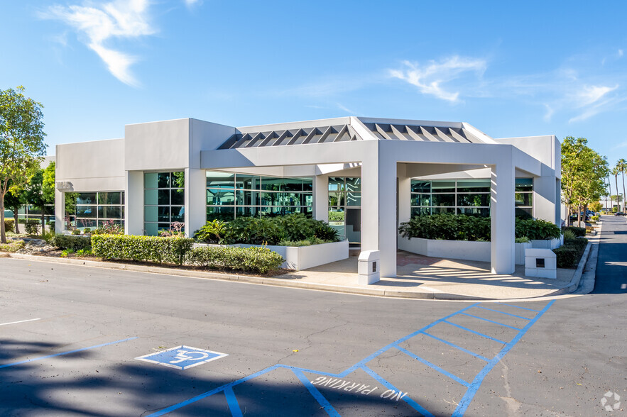 11065 Knott Ave, Cypress, CA for lease - Building Photo - Image 1 of 41