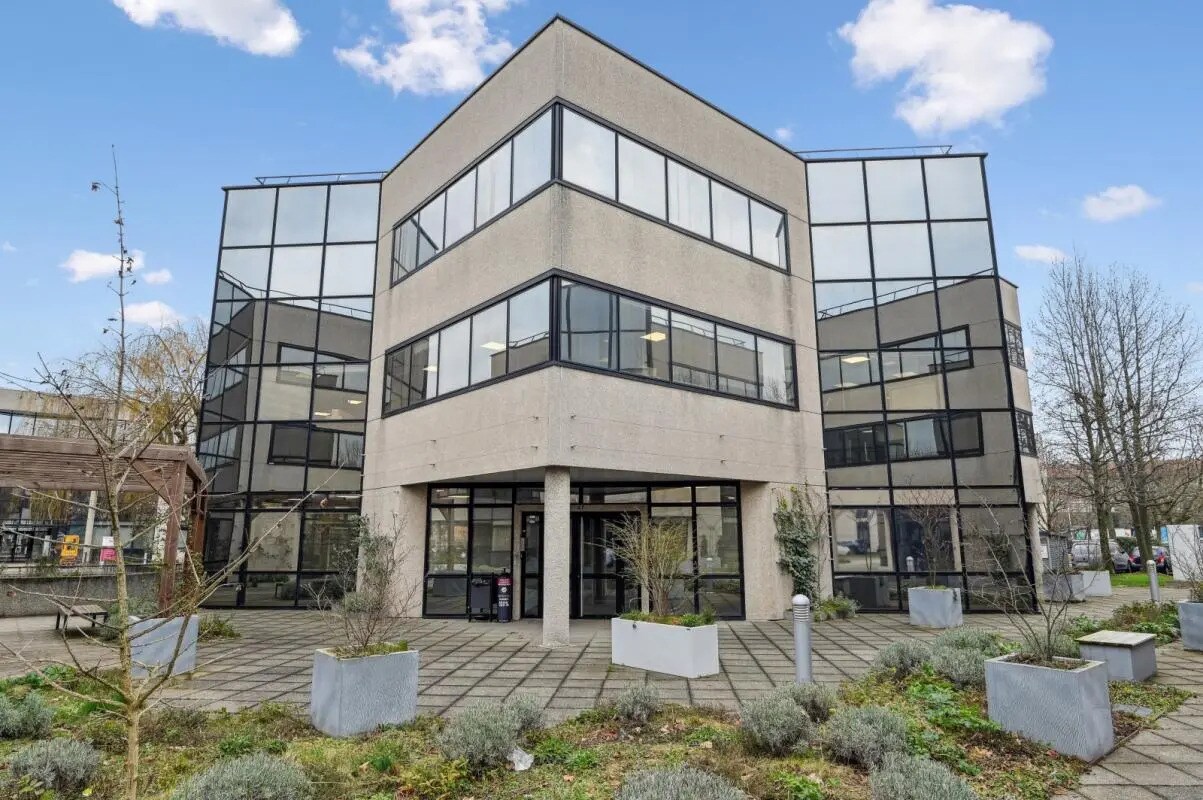 Flex in Nanterre for lease Building Photo- Image 1 of 3