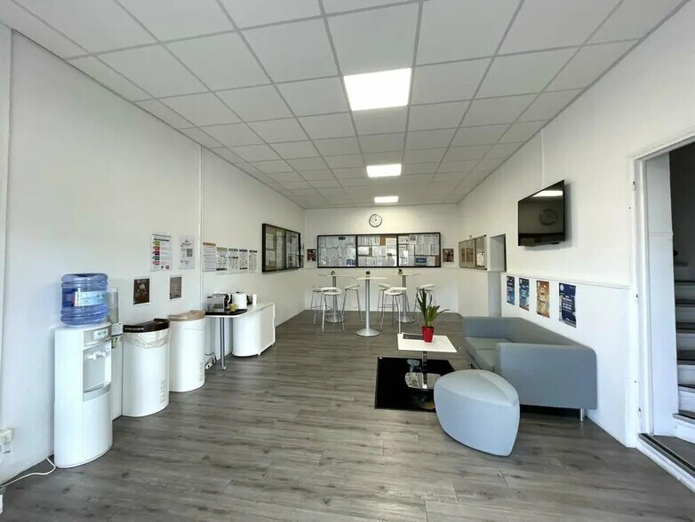 Retail in La Roquette-sur-Siagne for lease - Interior Photo - Image 3 of 12