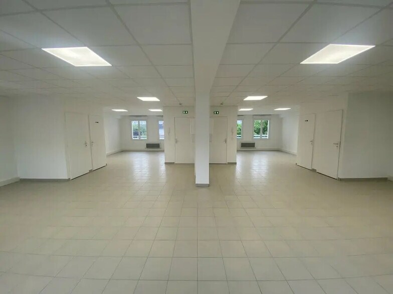 Office in Morsang-sur-Orge for lease - Interior Photo - Image 2 of 5