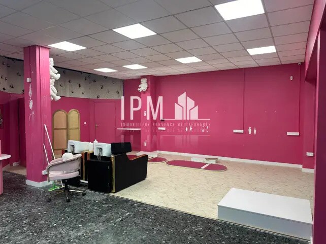 Retail in Marseille for lease - Interior Photo - Image 2 of 7
