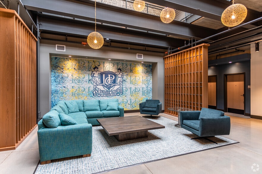 525 2nd St, La Crosse, WI for lease - Interior Photo - Image 2 of 15