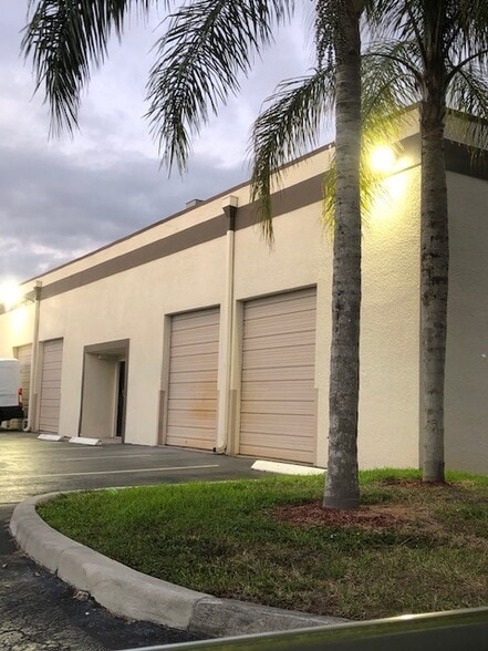 10026 Spanish Isle Blvd, Boca Raton, FL for lease - Building Photo - Image 1 of 10