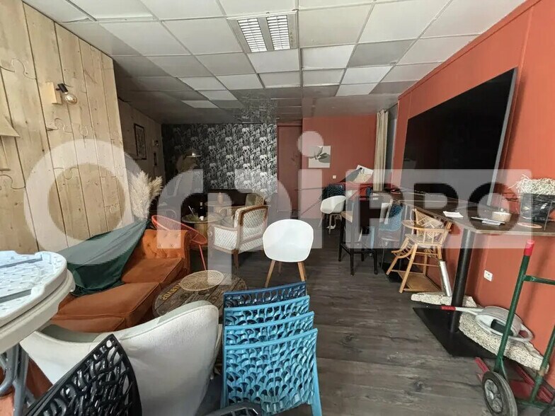 Retail in Compiègne for lease - Building Photo - Image 2 of 3