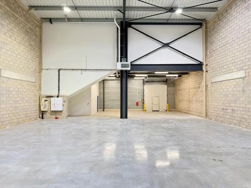 8 Rue Denis Papin, Trappes for lease Building Photo- Image 1 of 4