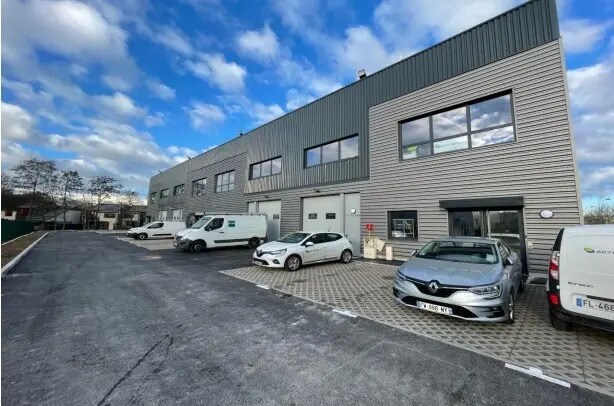 Flex in Aubergenville for lease Building Photo- Image 1 of 8