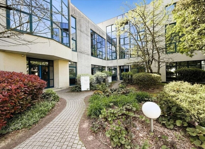 Office in Les Ulis for lease - Building Photo - Image 2 of 17
