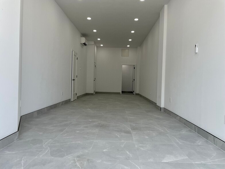566 Wilson Ave, Brooklyn, NY for lease - Interior Photo - Image 3 of 12