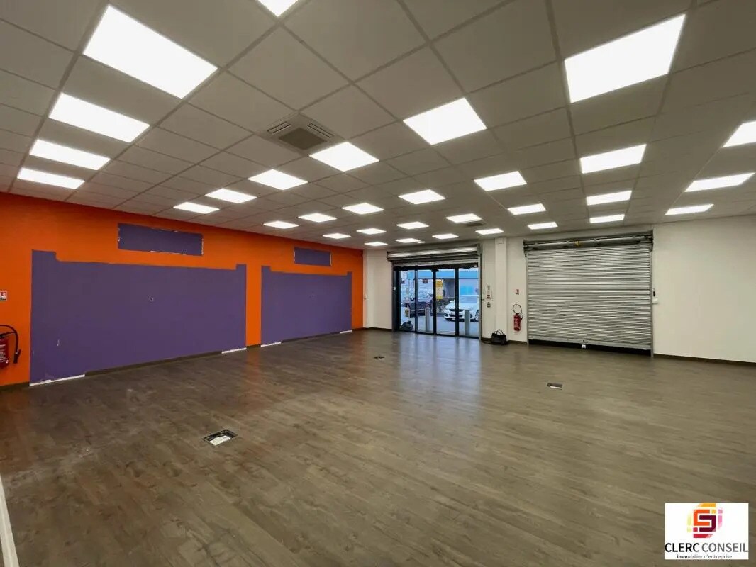 Retail in Yvetot for lease Building Photo- Image 1 of 13