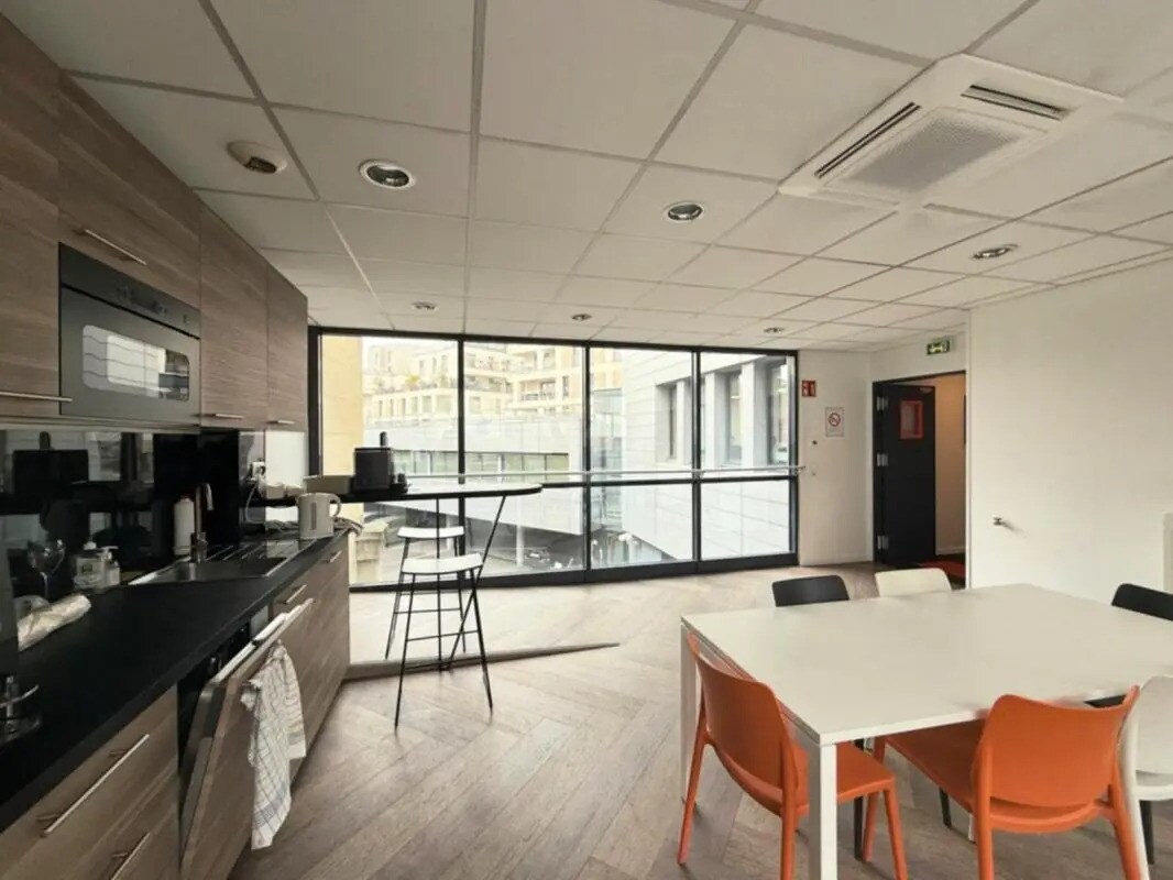 Office in Clichy for lease Interior Photo- Image 1 of 7