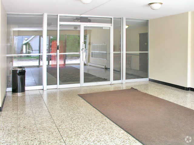 5511 W National Ave, Milwaukee, WI for sale - Interior Photo - Image 2 of 12