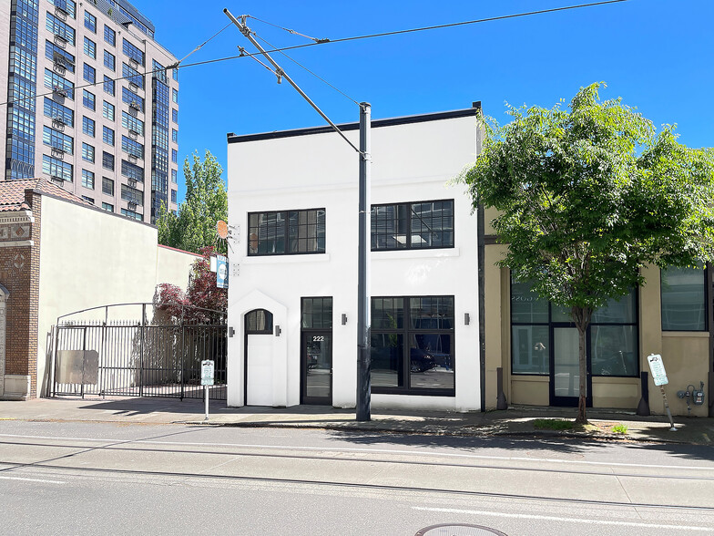 222-224 NW 10th Ave, Portland, OR for lease - Building Photo - Image 1 of 4