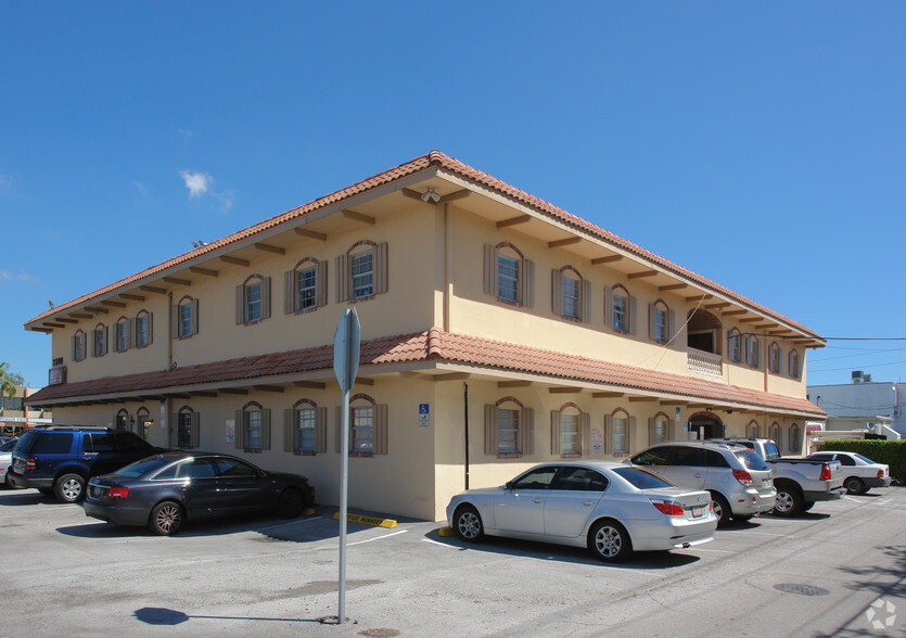 2800 E Commercial Blvd, Fort Lauderdale, FL for lease - Building Photo - Image 3 of 8