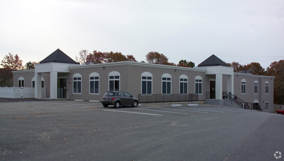 735 Attucks Ln, Hyannis, MA for sale - Primary Photo - Image 2 of 4