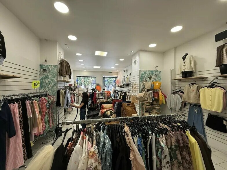 Retail in Nice for lease - Interior Photo - Image 2 of 4