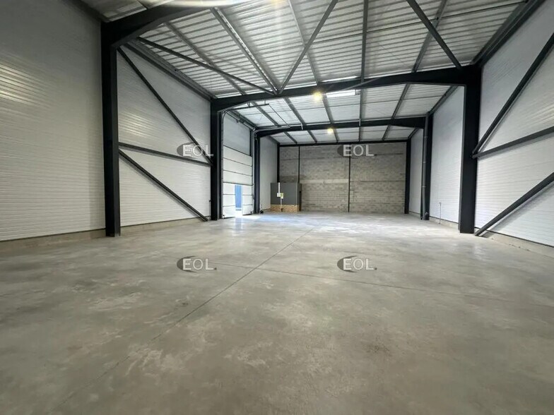 Flex in Lambesc for lease - Building Photo - Image 3 of 4