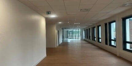 Flex in Saint-Laurent-de-Mure for lease Interior Photo- Image 2 of 12