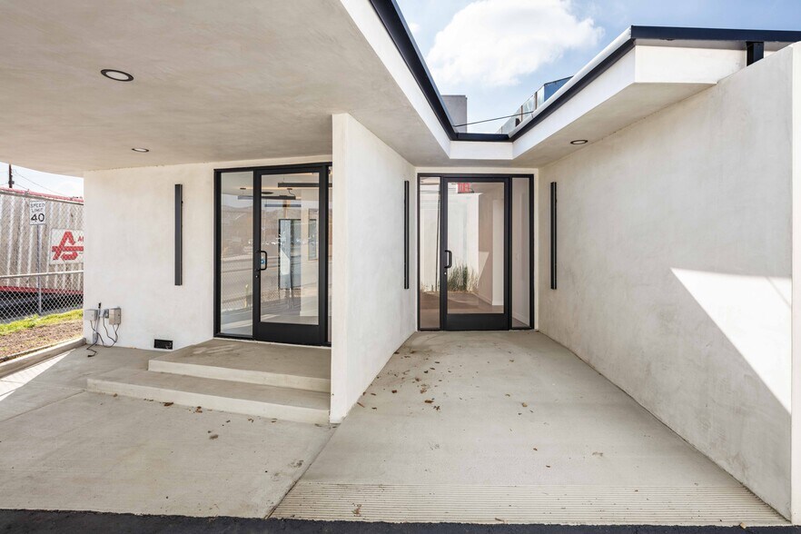 8809 Sunland Blvd, Sun Valley, CA for lease - Building Photo - Image 2 of 22