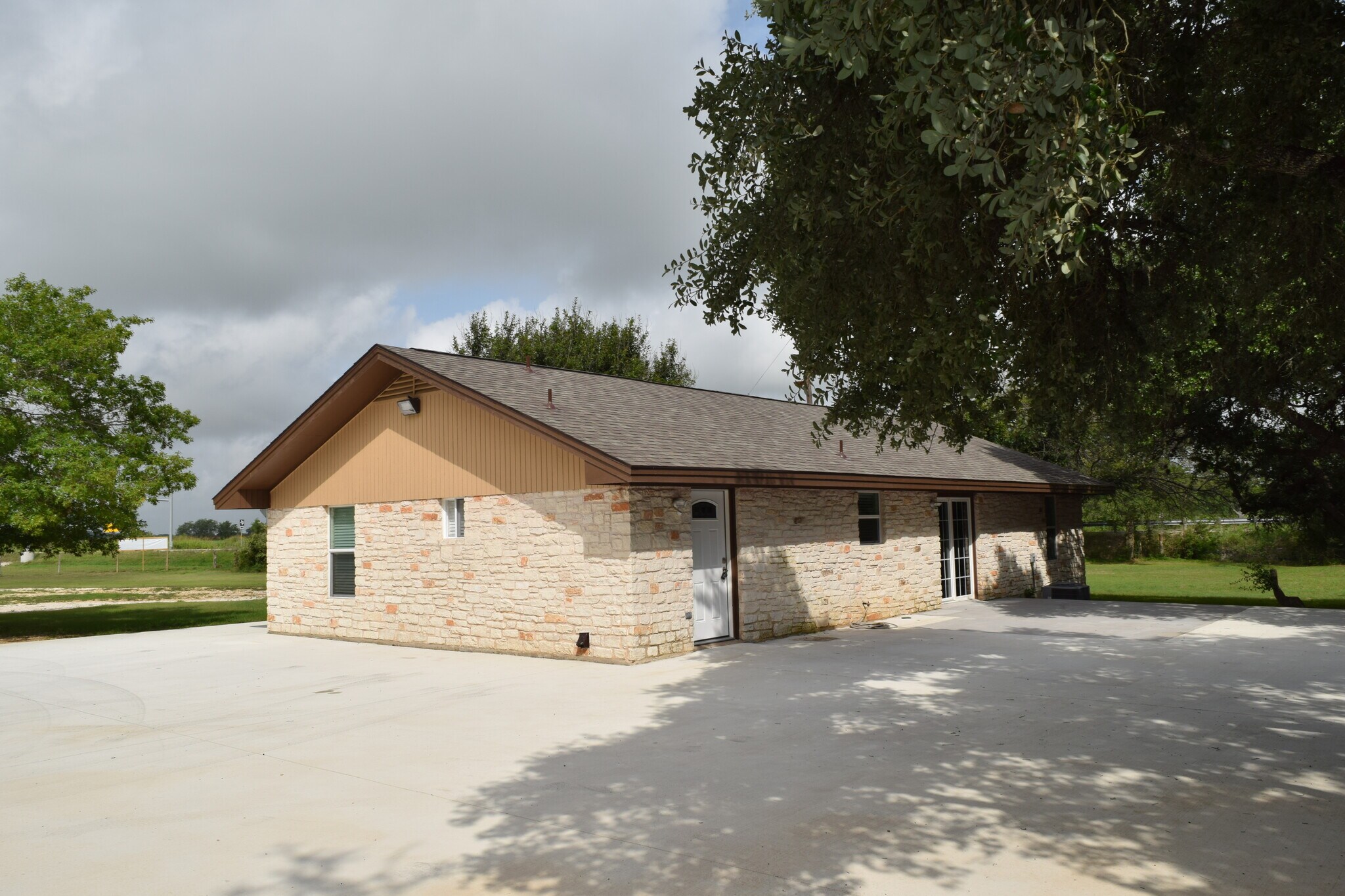 28 Old Lockhart Rd, Kyle, TX 78640 Uhland Office & Yard