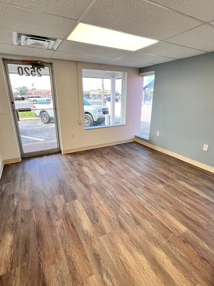 2520 US-19, Holiday, FL for lease - Interior Photo - Image 3 of 20