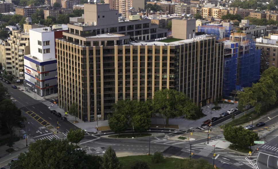 1 Park Pt, Brooklyn, NY for lease - Building Photo - Image 1 of 2