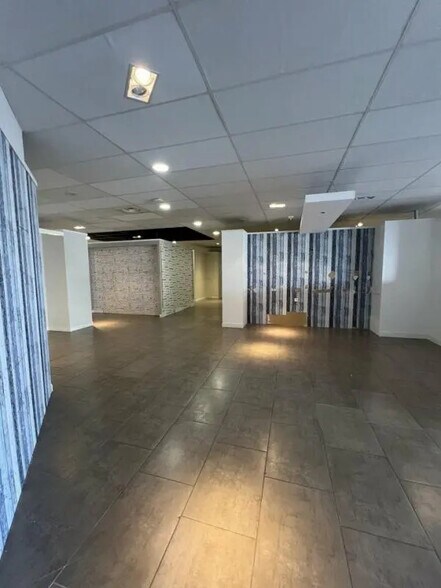 Retail in Portet-sur-Garonne for lease - Interior Photo - Image 3 of 5