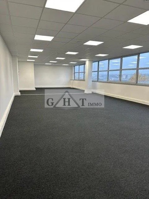 Office in Alfortville for lease Interior Photo- Image 1 of 5