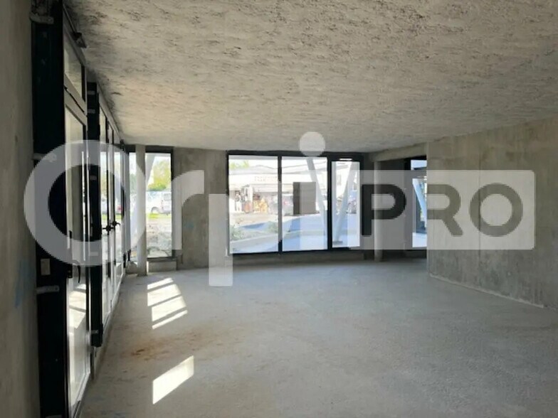 Office in La Rochelle for lease - Interior Photo - Image 3 of 3
