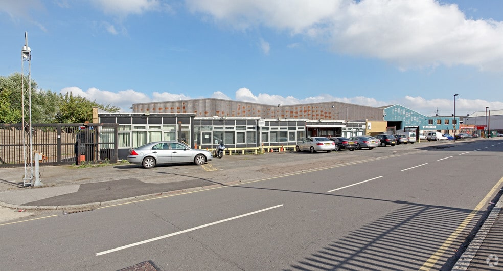 56 Lockfield Ave, Enfield for lease - Building Photo - Image 2 of 2