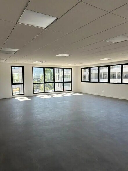 Office in Aubagne for lease - Interior Photo - Image 1 of 6