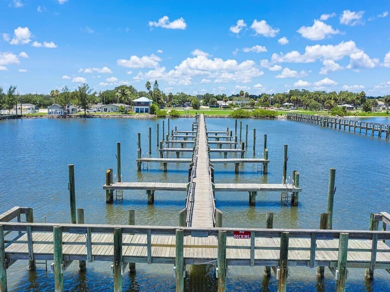 412 Indian River Dr, Sebastian, FL for sale - Building Photo - Image 2 of 22