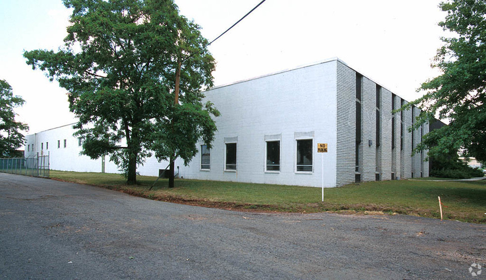 24-30 Mileed Way, Avenel, NJ for lease - Building Photo - Image 2 of 9