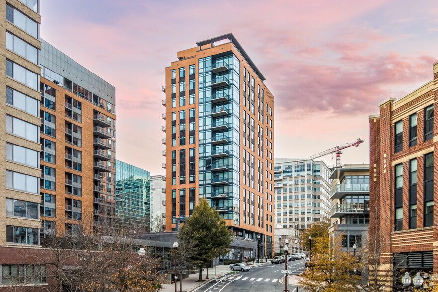 2000 Clarendon Blvd, Arlington, VA for sale - Building Photo - Image 1 of 1