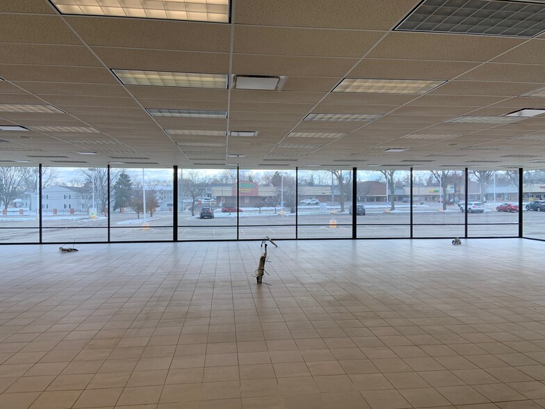 35200 Grand River Ave, Farmington Hills, MI for lease - Building Photo - Image 3 of 23