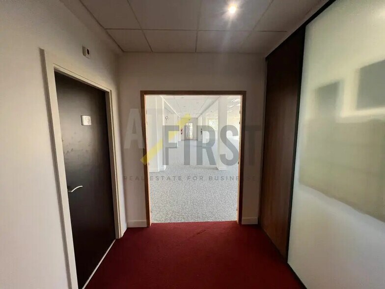 Office in Valbonne for lease - Building Photo - Image 3 of 9