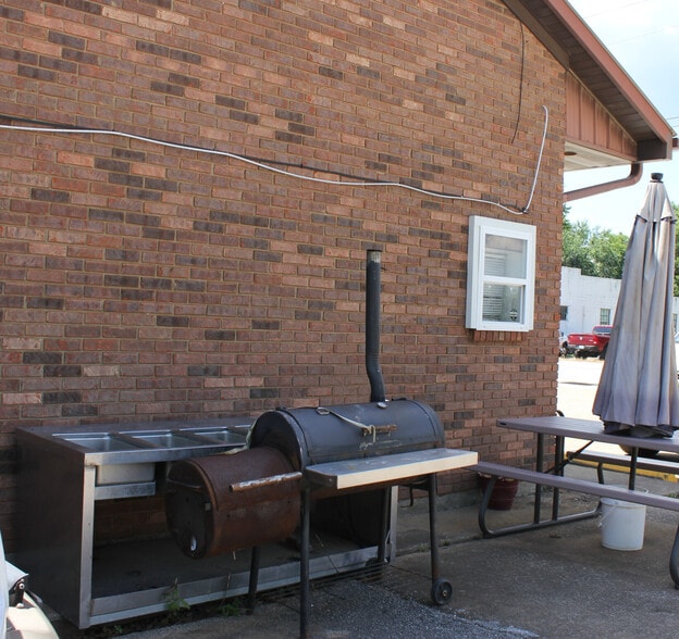 339 E Main St, Auburn, KY for sale - Building Photo - Image 3 of 8