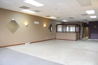 12990-13038 W Center Rd, Omaha, NE for lease Interior Photo- Image 1 of 3