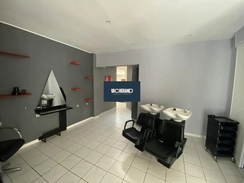 Retail in La Madeleine for lease - Interior Photo - Image 2 of 7