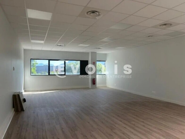 Flex in La Terrasse for sale - Building Photo - Image 2 of 7