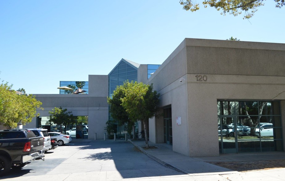 110-120 W Bellevue Dr, Pasadena, CA for lease - Building Photo - Image 1 of 8