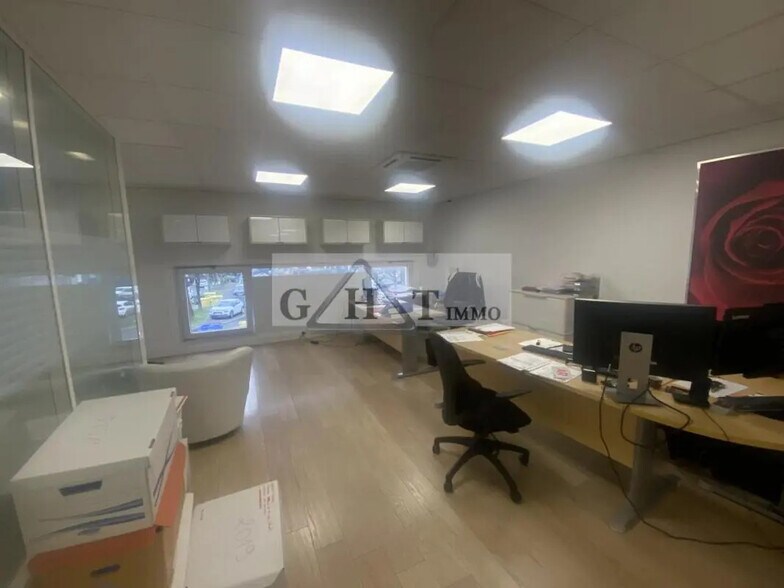 Industrial in Créteil for lease - Interior Photo - Image 1 of 6