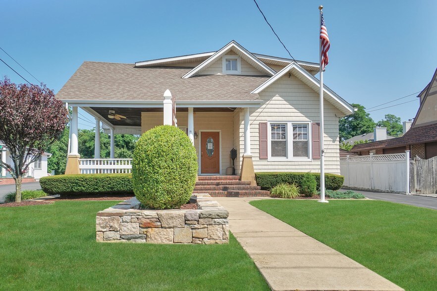 111 Conklin St, Farmingdale, NY, 11735 Office/Residential Property